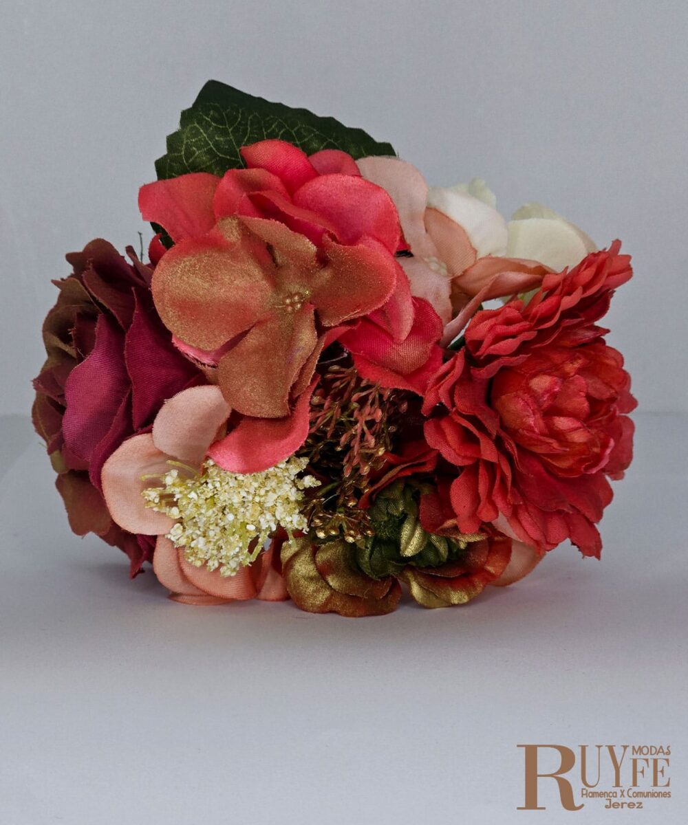 Ramillete de flores para flamenca de color coral