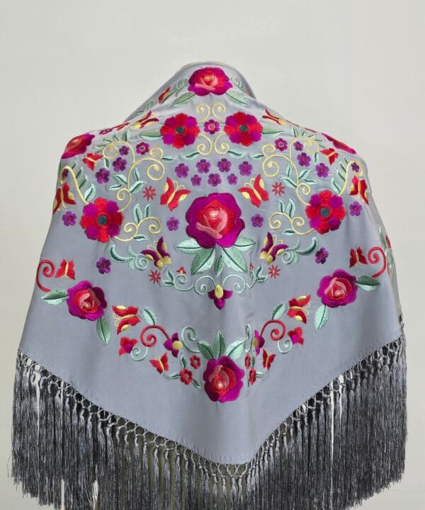 Mantón modelo Jimena color Gris