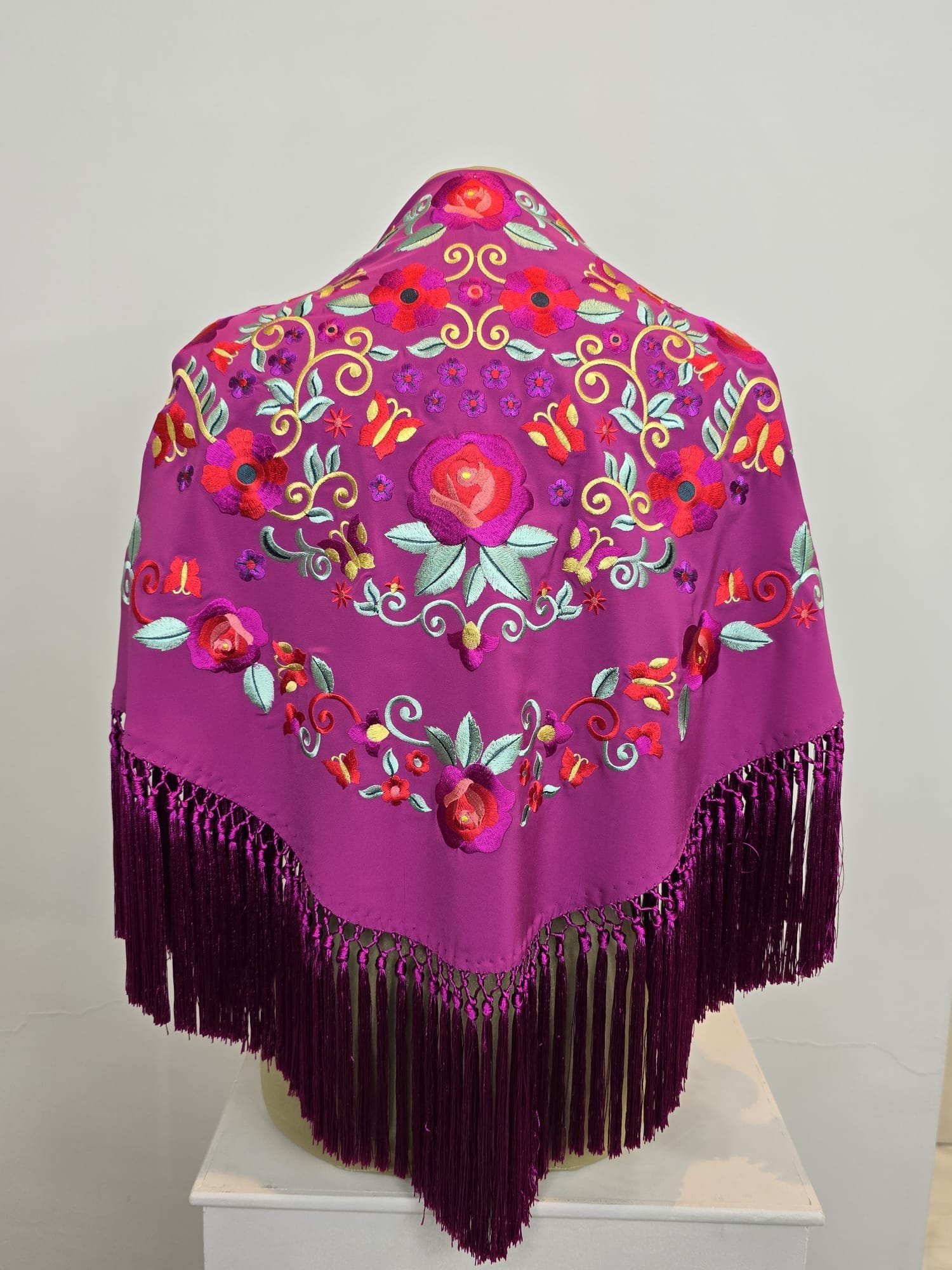 Mantón modelo Jimena color Buganvilla