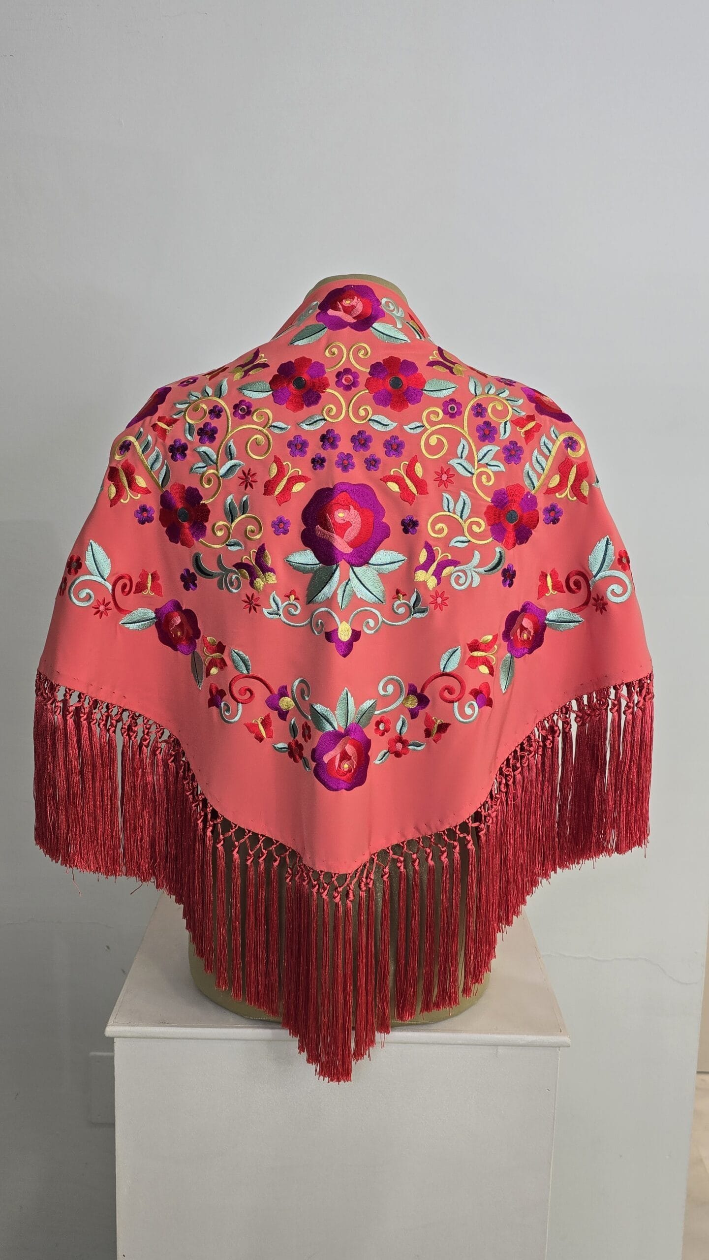 Mantón modelo Jimena color Coral