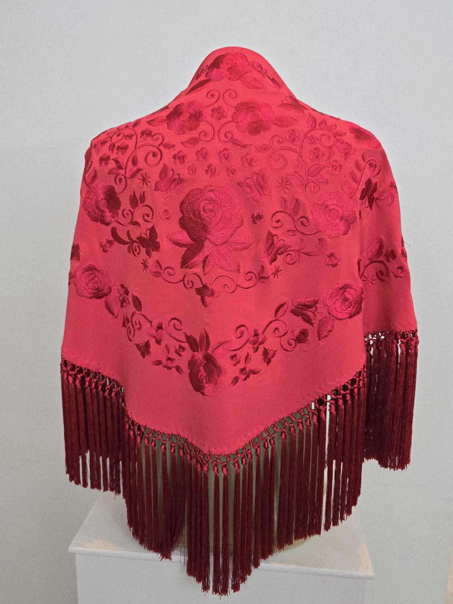 Mantón modelo Jimena color Rojo Monocolor