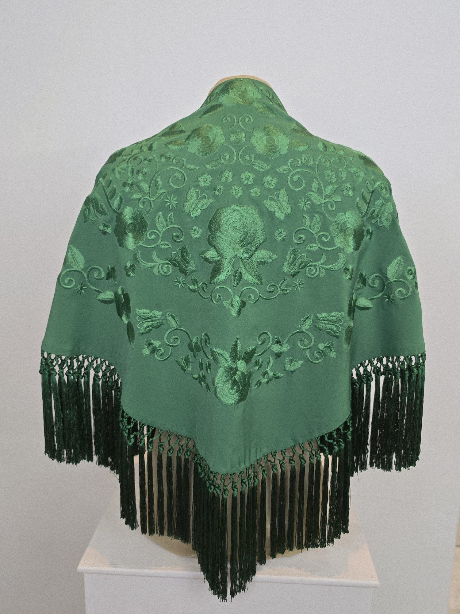 Mantón modelo Jimena color Verde Andalucía
