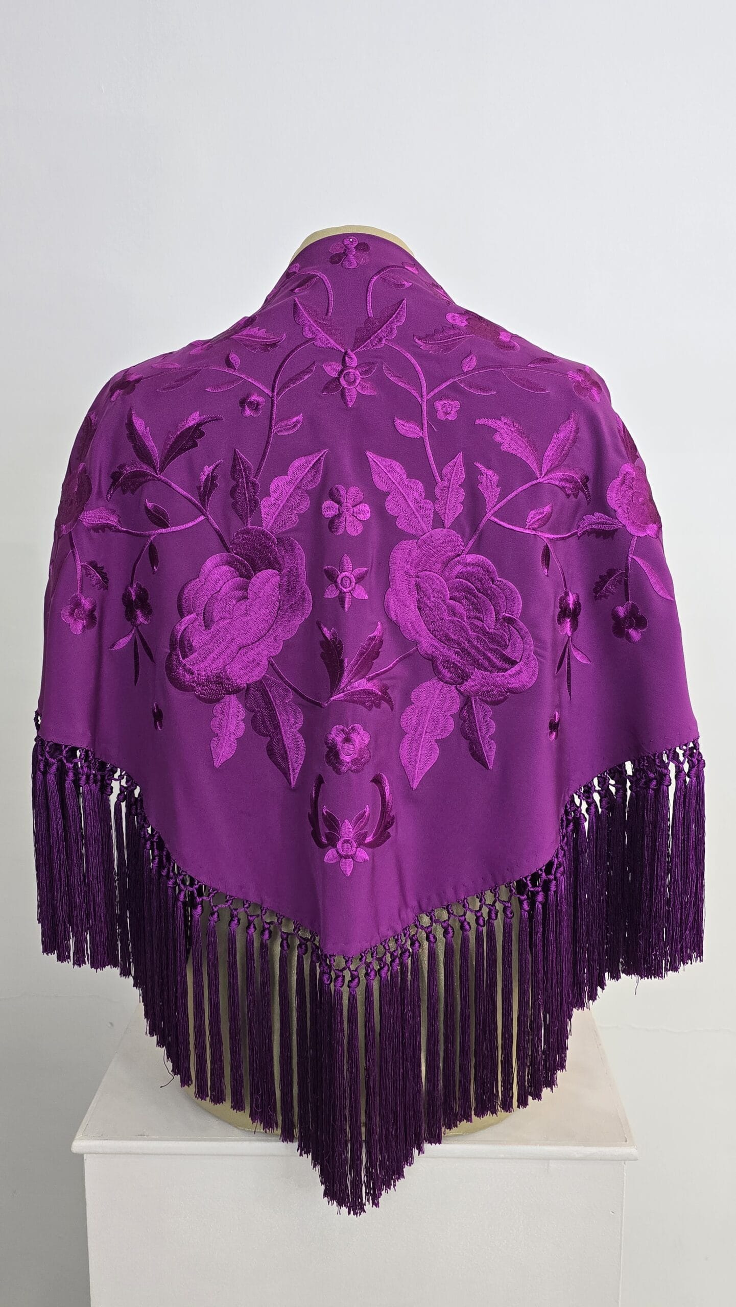 Mantón modelo Sofía color Berenjena monocolor