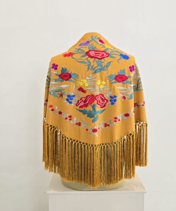 Mantón modelo Maravilla color Mostaza
