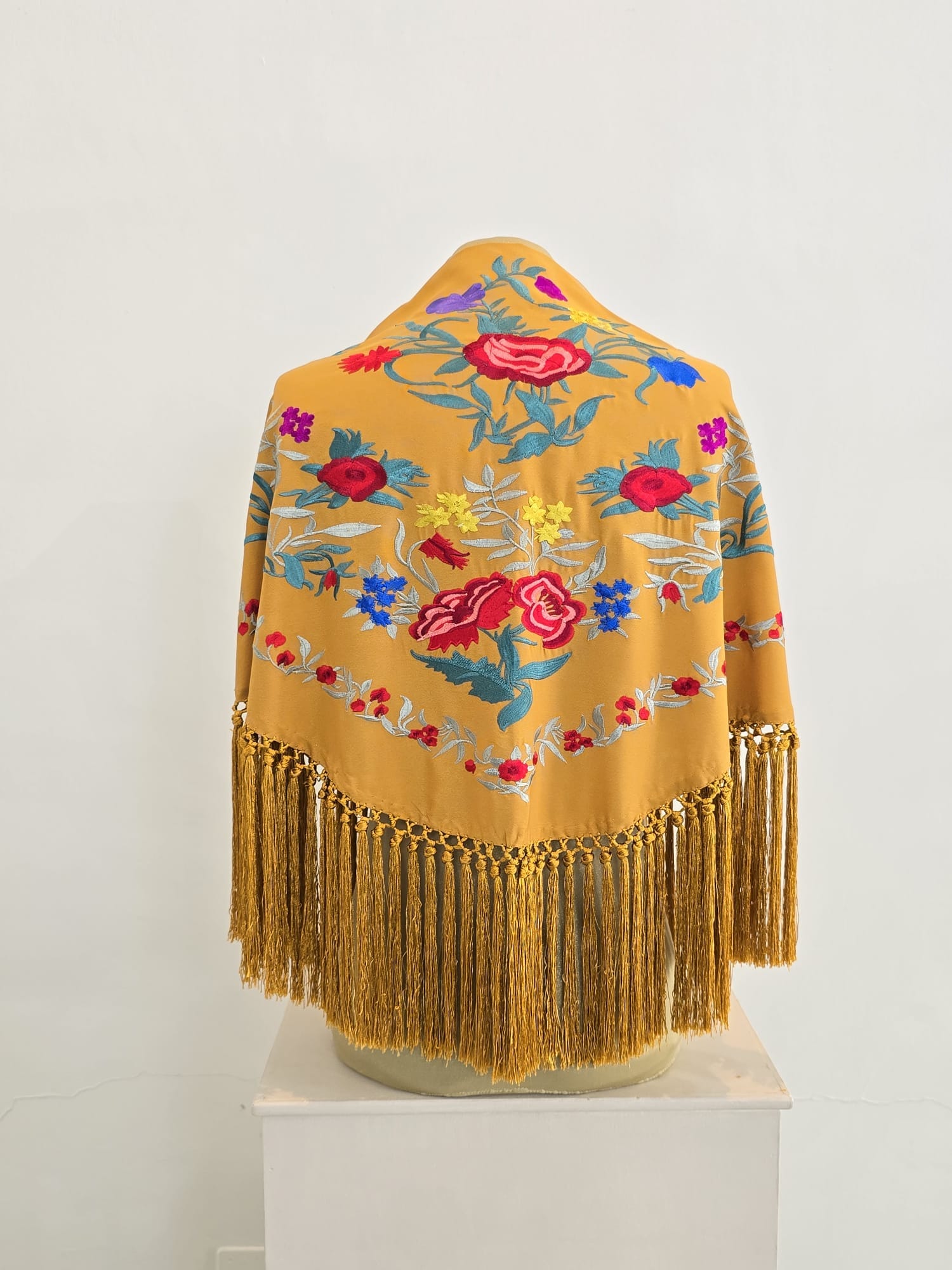 Mantón modelo Maravilla color Mostaza