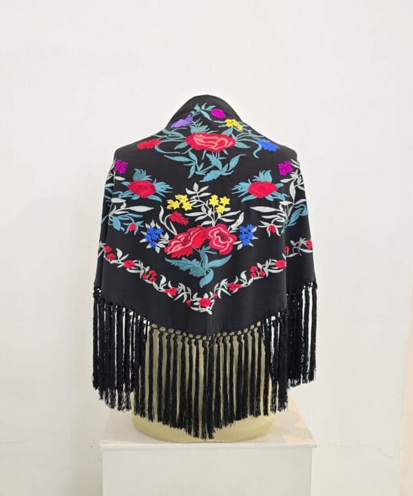 Mantón modelo Maravilla color negro