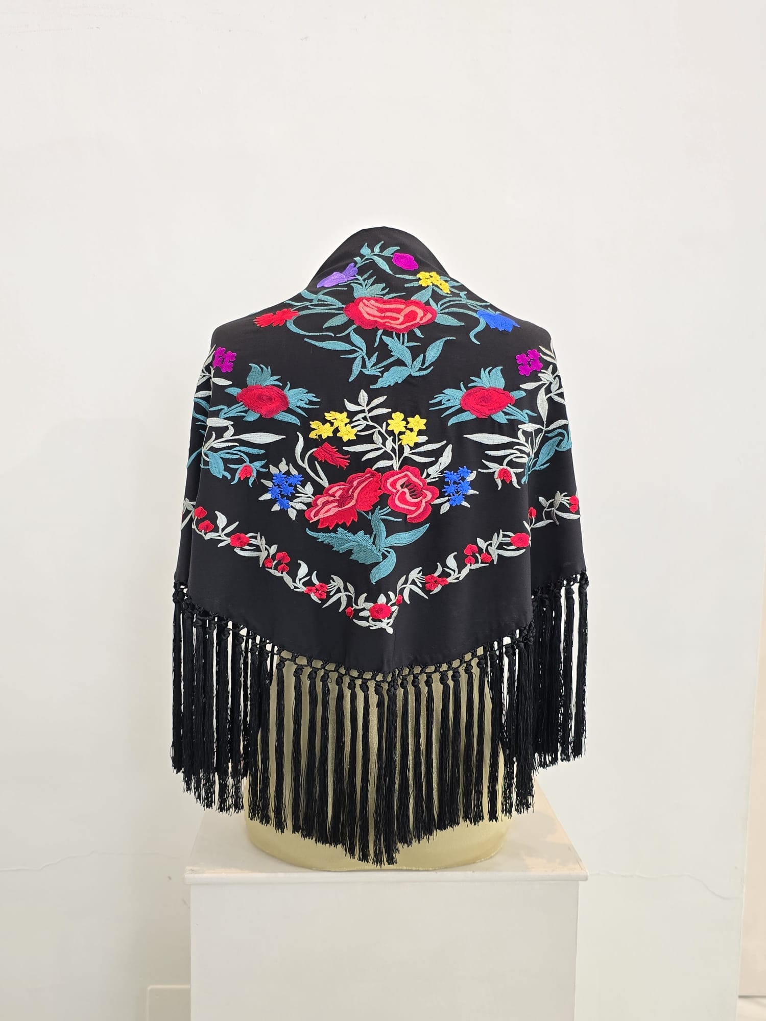 Mantón modelo Maravilla color negro