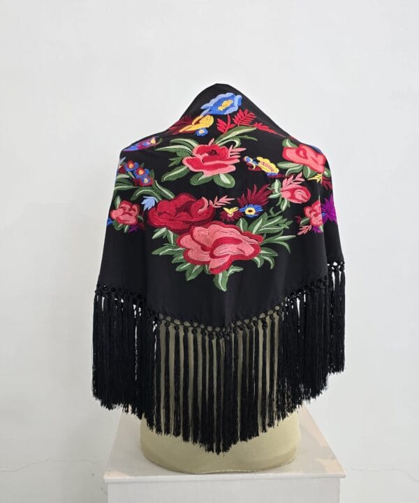 Mantón modelo Primavera color negro