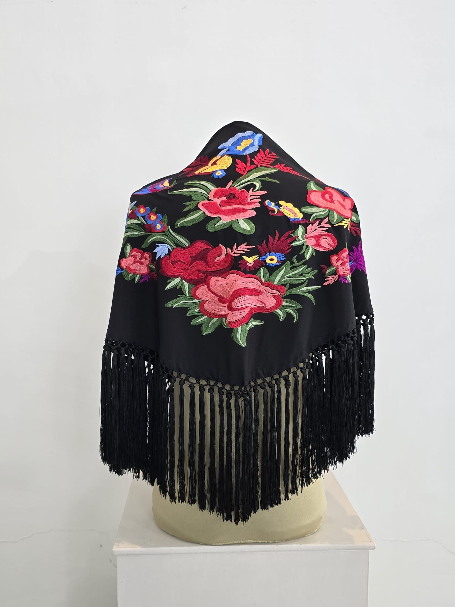 Mantón modelo Primavera color negro