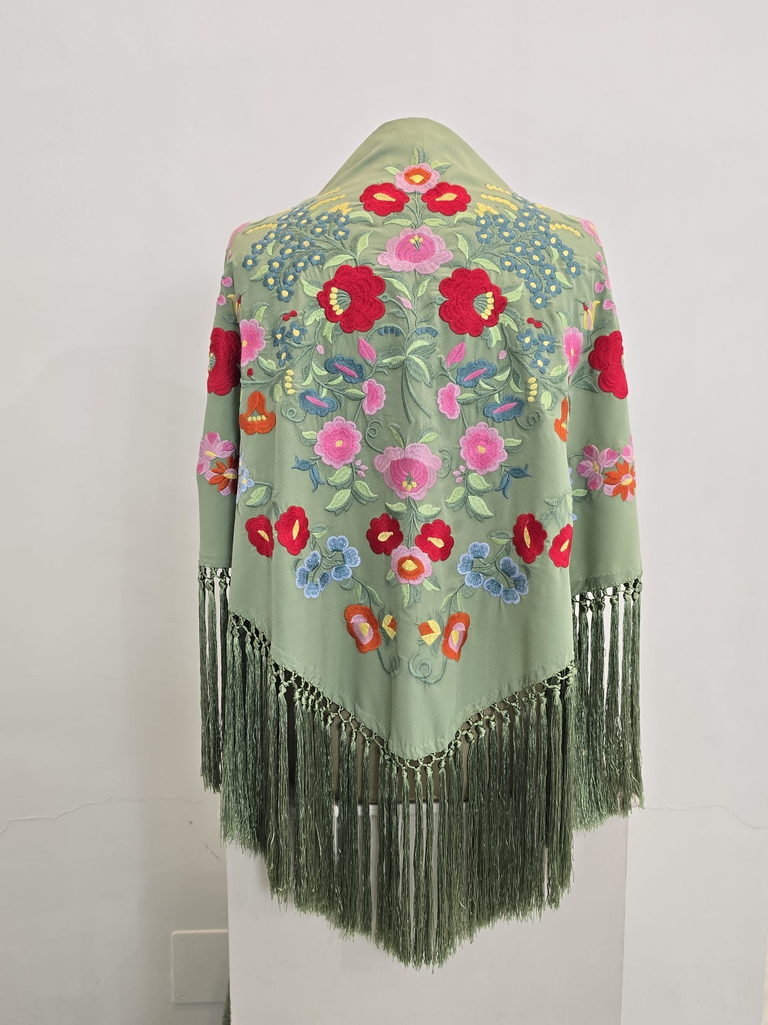 Mantón modelo Floral color verde hoja