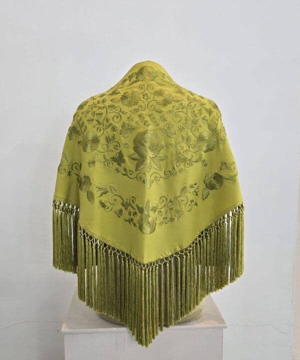Mantón modelo Jimena color lima