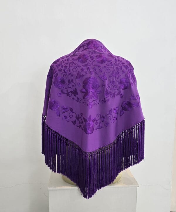 Mantón modelo Jimena color morado