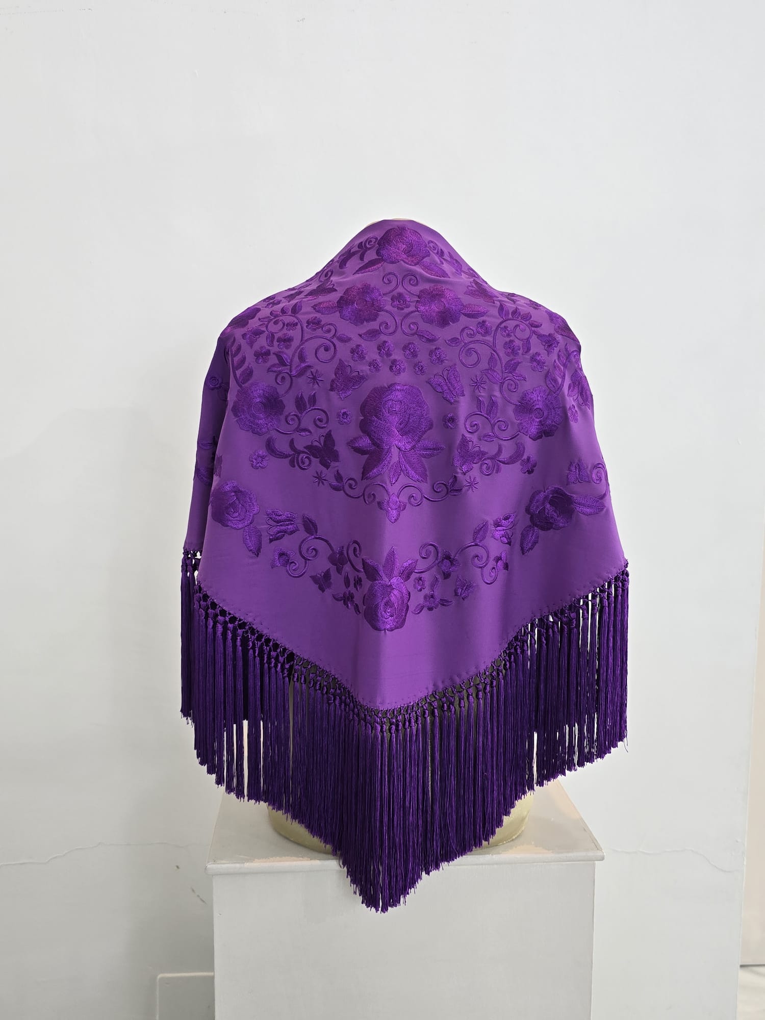 Mantón modelo Jimena color morado