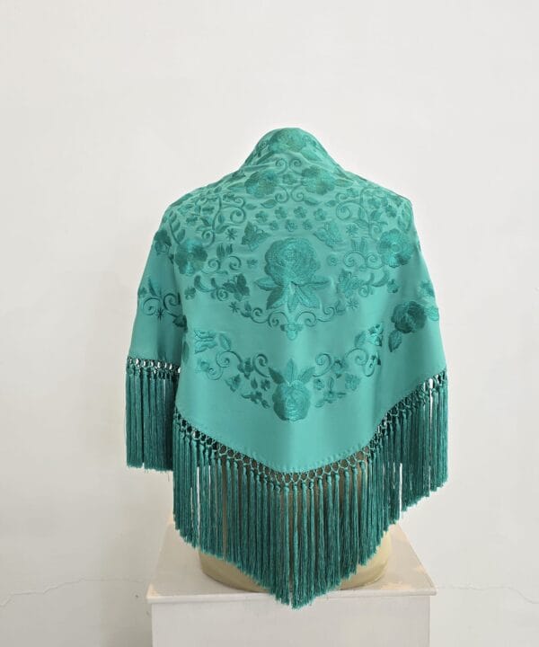 Mantón modelo Jimena color verde agua