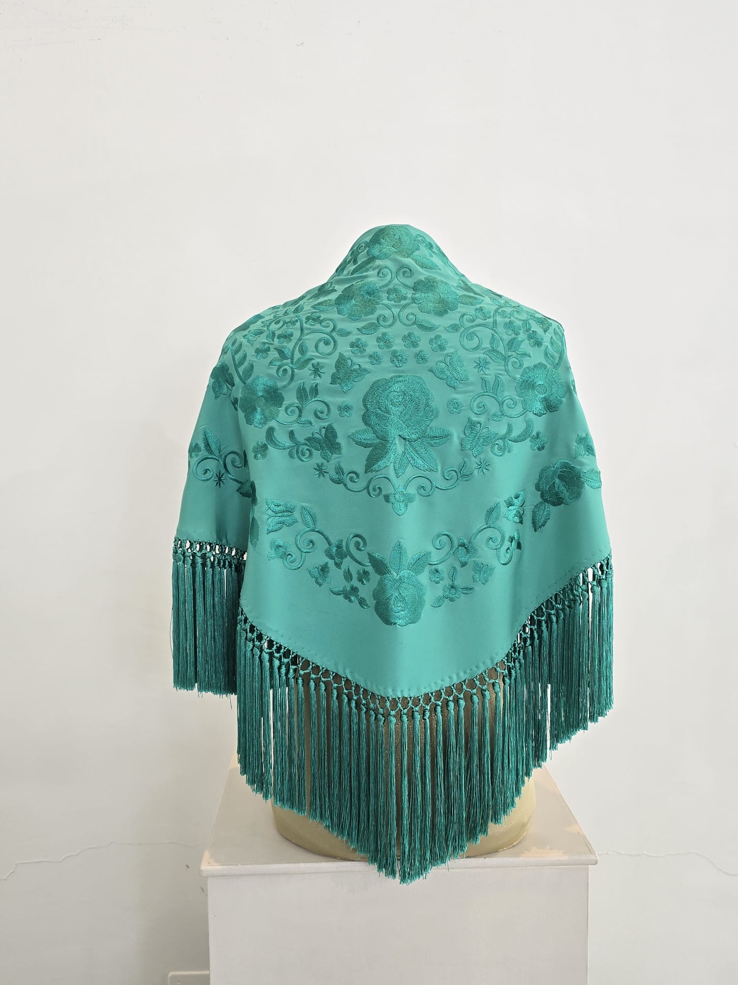 Mantón modelo Jimena color verde agua