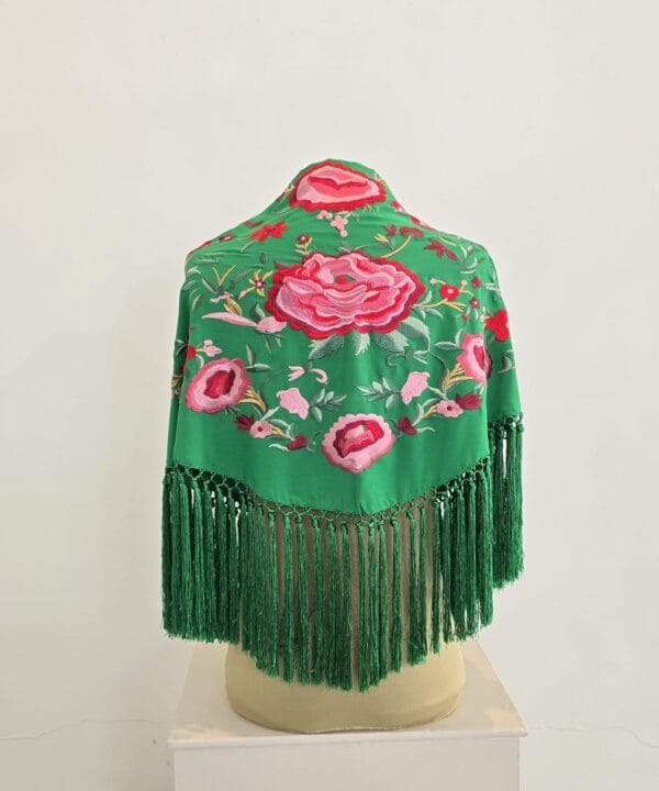 Mantón modelo Loto color rosa verde andalucia