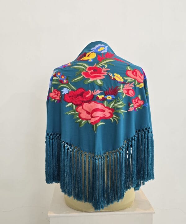 Mantón modelo Primavera color aguamarina