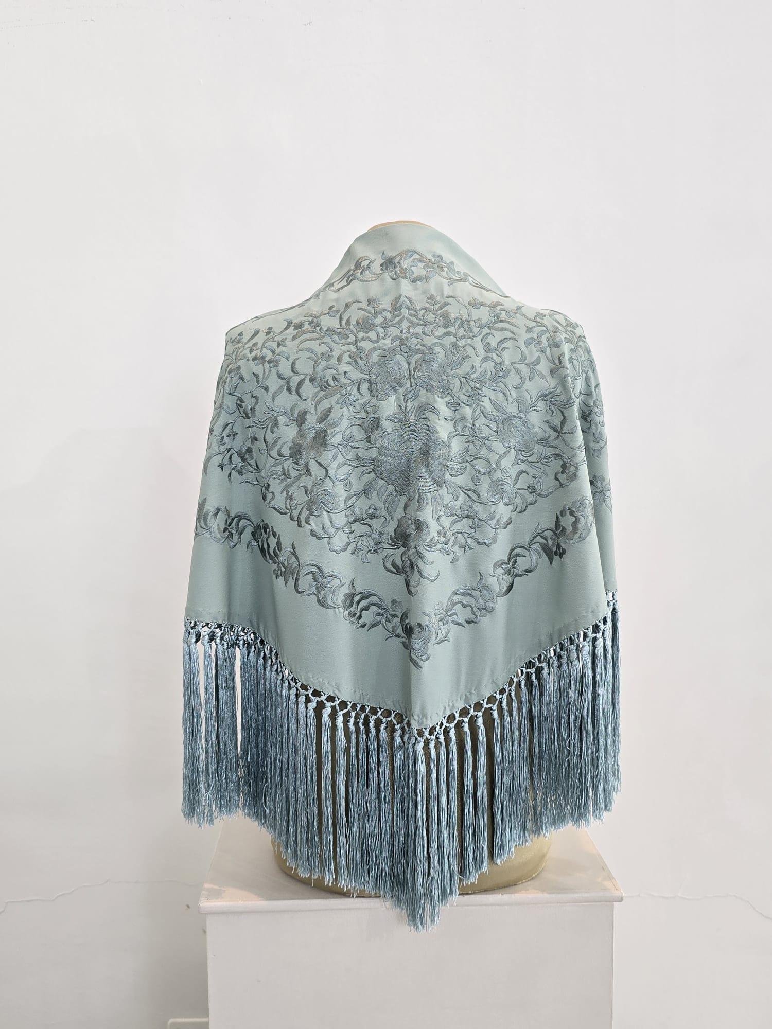 Mantón modelo Alegría color verde jabonoso