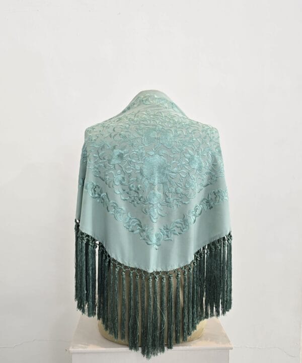 Mantón modelo Alegría color verde pastel